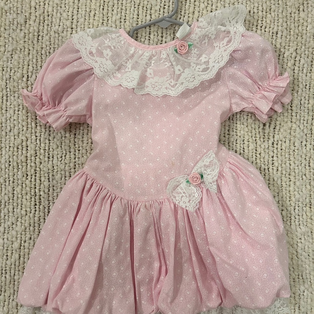 Vtg pink lace ruffle dress with flower and lace details around. size 3T